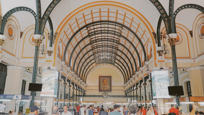 Trần nhà xây dạng vòm tạo cảm giác bề thế, thoáng rộng. Vòm cung lớn được chống đỡ bởi bốn trụ nằm bốn góc, mỗi cột chống đỡ bốn kèo sắt tỏa ra bốn phía.
