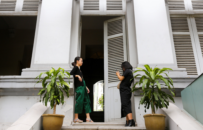 Bốn khu vực chính thu hút du khách chụp hình là phần cổng chính diện, cầu thang chính, sân thượng tầng 2 và hành lang. Với nét kiến trúc cổ điển, nơi nào trong tòa nhà cũng trở thành phông nền sáng tác ảnh.