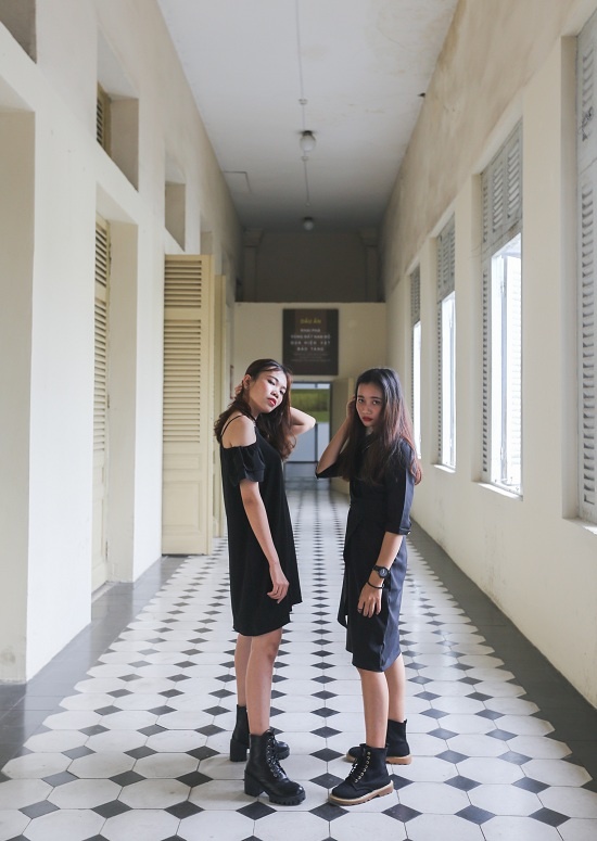 Dãy hành lang dài với những khung cửa sổ gỗ mang đậm nét kiến trúc của châu Âu.