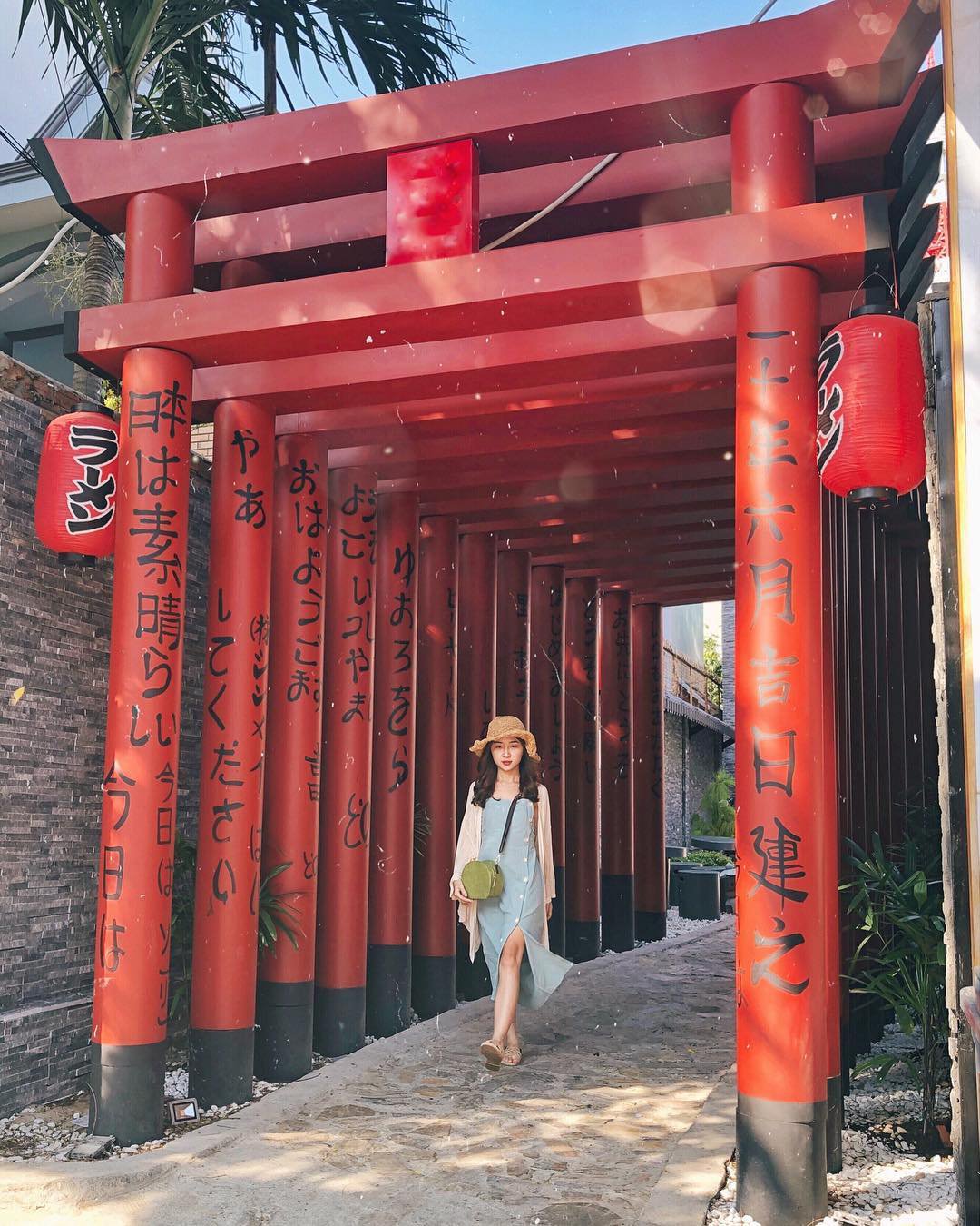 Cổng đỏ Tokyo Pub Vũng Tàu giống Fushimi Inari