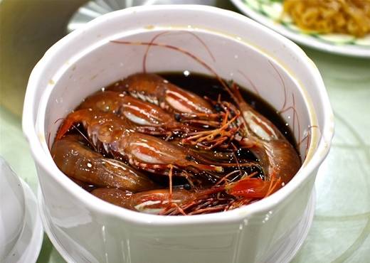 Tôm nhảy là món ăn sống thú vị tại Trung Quốc và Nhật Bản