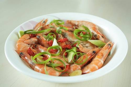 Tôm "say xỉn" là món ăn độc đáo của người Trung Quốc với nguyên liệu chính là tôm nước ngọt tươi. Những con tôm thường được ăn sống sau khi người ta tưới rượu mạnh lên giúp tiêu hóa dễ dàng hơn mà vẫn giữ nguyên được độ ngọt và thơm. Ảnh: Dailycookingrequest.