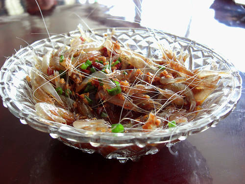 Dù vậy, đối với những thực khách sành ăn, tôm "say xỉn" chỉ ngon nhất khi ăn trực tiếp sau khi ngâm rượu cho ngấm mà không qua khâu nướng và chấm cùng nước sốt chua ngọt pha chế theo khẩu vị tùy thích. Thay vì chết do đốt bằng lửa, những con tôm vẫn cựa quậy khi đưa vào miệng không chỉ có hương vị đậm đà mà còn mang đến cho người ăn một cảm giác thích thú đặc biệt. Tuy nhiên, cách thưởng thức này cũng là thử thách đối với những thực khách "yếu tim" hoặc không ăn được hải sản tươi sống. Ảnh: Best10travel.