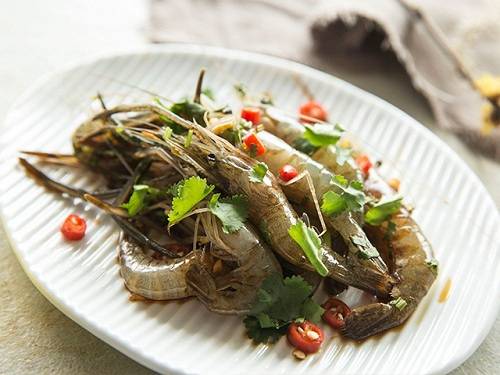 Tôm "say xỉn" ngọt thanh độc đáo là món ăn đặc sản trứ danh của người Trung Quốc. Tuy nhiên, các chuyên gia dinh dưỡng khuyến cáo việc ăn hải sản khi chưa được chế biến kỹ có nguy cơ ngộ độc cao. Vì vậy thay vì ăn sống, nên nướng kỹ bằng rượu để đảm bảo an toàn thực phẩm. Ảnh: Daydaycook.