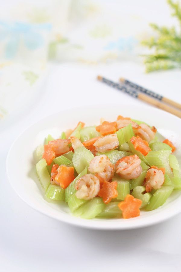 Món tôm xào rau củ hoàn thành trên đĩa