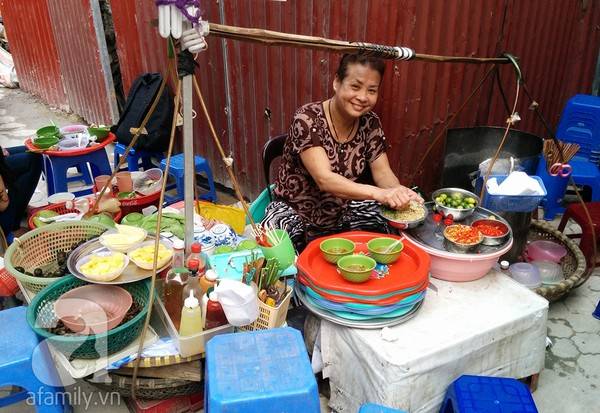 Quán ốc luộc bà Câm gần phố Tống Duy Tân
