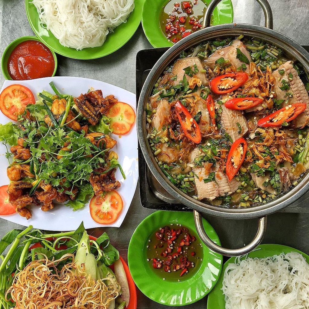Lẩu cá đuối Hoàng Minh: Đây là địa chỉ bán lẩu cá đuối được nhiều người đánh giá ngon nhất nhì ở Vũng Tàu. Sau khi làm sạch rồi tẩm ướp đậm đà, cá đuối ăn cùng nước lẩu chua cay và măng, nhúng kèm các loại rau tươi. Quán có khá nhiều chi nhánh, mức giá trung bình một nồi đầy đủ dao động từ 150.000-300.000 đồng. Ảnh: Dqueahh.fooddiary.
