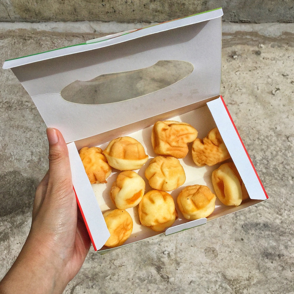 Bông lan trứng muối Gốc Cột Điện: Với những bạn yêu thích ăn vặt thì chắc chắn không thể bỏ qua món bánh đặc sản này. Bánh bông lan trứng muối đúng chuẩn Vũng Tàu phải có vị bùi, mặn và thơm phức của phô mai. Địa chỉ trên đường Nguyễn Trường Tộ luôn thu hút đông đảo thực khách ghé tới thưởng thức và mua số lượng lớn về làm quà. Ảnh: Tristafoodie.