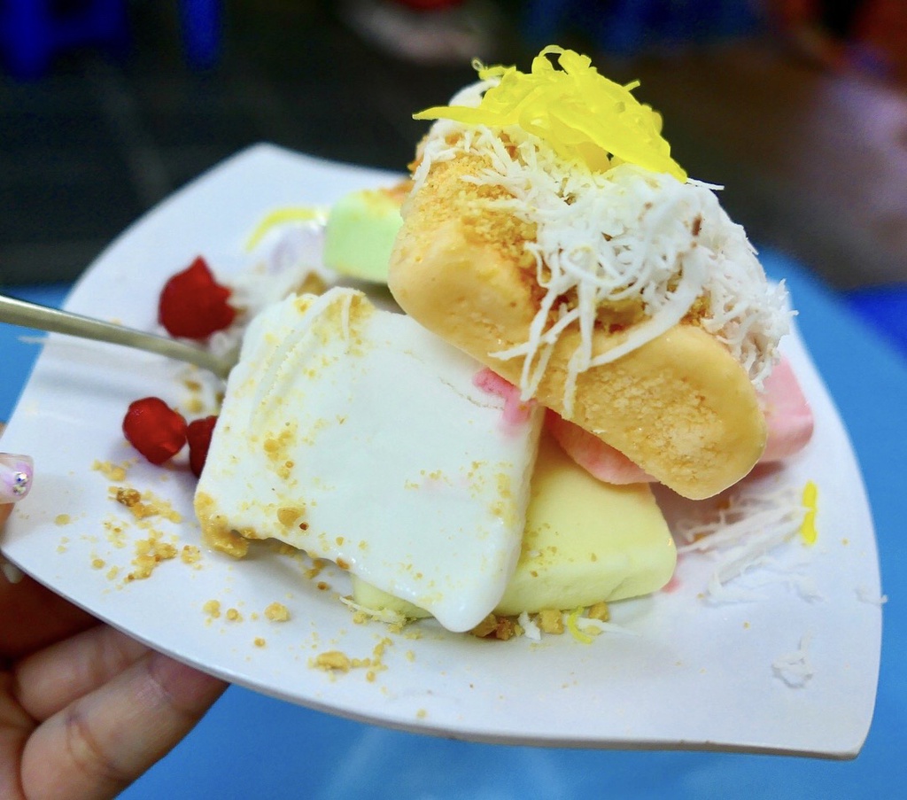 Quán kem Mùa Đông: Quán kem ký tồn tại lâu đời này là tụ điểm ăn vặt yêu thích của nhiều thế hệ người dân Vũng Tàu. Một đĩa có giá từ 15.000-25.000 đồng, bao gồm các loại kem nhiều màu sắc lựa chọn theo sở thích. Bên trên được rắc kèm thêm mứt, chùm ruột... rất bắt mắt. Ảnh: Litisally.