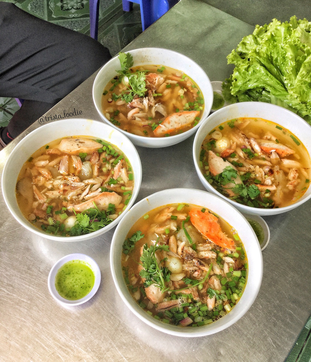 Bánh canh ghẹ Anh Vy: Đến Vũng Tàu mà chưa thử bánh canh ghẹ là một thiếu sót lớn. Món ăn ghi điểm bởi sợi bánh canh dai, hòa quyện cùng phần nước lèo ngọt thanh, thơm ngon bởi thịt ghẹ tươi. Ngoài ra, bạn còn có thể gọi thêm chả ghẹ, giò heo... tùy theo sở thích. Quán mở cửa cả ngày, giá dao động từ 40.000-60.000 đồng/phần. Ảnh: Tristafoodie.