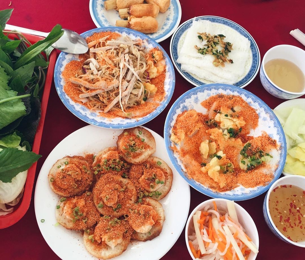 Bánh bèo Tuyết Mai: Nằm trên đường Phan Chu Trinh, quán Tuyết Mai là địa chỉ có tiếng lâu năm ở Vũng Tàu. Một đĩa bao gồm 6 phần bánh, rắc bên trên các loại nhân như bột tôm, mỡ hành... Bánh bèo bì tôm, chạo cua và chả giò được nhiều người gợi ý nên thưởng thức khi tới đây. Không gian quán thiết kế theo kiểu sân vườn, giá trung bình từ 30.000-50.000 đồng/món. Ảnh: Trangbinny. Bánh bèo Tuyết Mai: Nằm trên đường Phan Chu Trinh, quán Tuyết Mai là địa chỉ có tiếng lâu năm ở Vũng Tàu. Một đĩa bao gồm 6 phần bánh, rắc bên trên các loại nhân như bột tôm, mỡ hành... Bánh bèo bì tôm, chạo cua và chả giò được nhiều người gợi ý nên thưởng thức khi tới đây. Không gian quán thiết kế theo kiểu sân vườn, giá trung bình từ 30.000-50.000 đồng/món. Ảnh: Trangbinny.