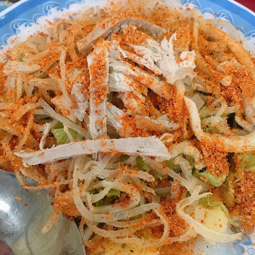 Bánh bèo Tuyết Mai: Nằm trên đường Phan Chu Trinh, quán Tuyết Mai là địa chỉ có tiếng lâu năm ở Vũng Tàu. Một đĩa bao gồm 6 phần bánh, rắc bên trên các loại nhân như bột tôm, mỡ hành... Bánh bèo bì tôm, chạo cua và chả giò được nhiều người gợi ý nên thưởng thức khi tới đây. Không gian quán thiết kế theo kiểu sân vườn, giá trung bình từ 30.000-50.000 đồng/món. Ảnh: Trangbinny.