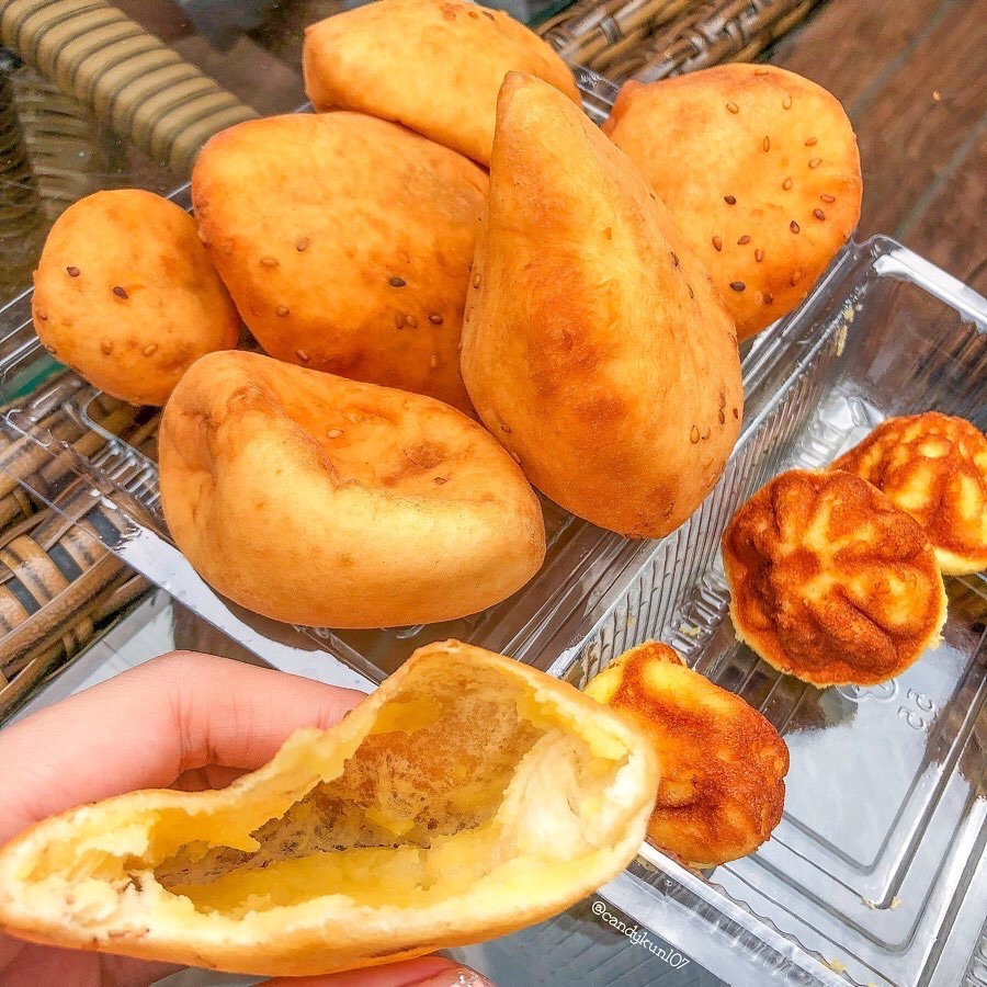 Bánh tiêu đậu xanh: Quán bánh tiêu nằm ở số 43 Đồ Chiểu luôn "cháy hàng" rất nhanh ngay từ lúc mở bán. Bạn nên đặt trước một ngày hoặc hẹn giờ lấy sớm nếu muốn được thưởng thức. Bánh có 2 loại nhân là đậu xanh và hột gà thơm phức, giá rất rẻ chỉ từ 4.000 đồng/chiếc. Ảnh: Candykun107.
