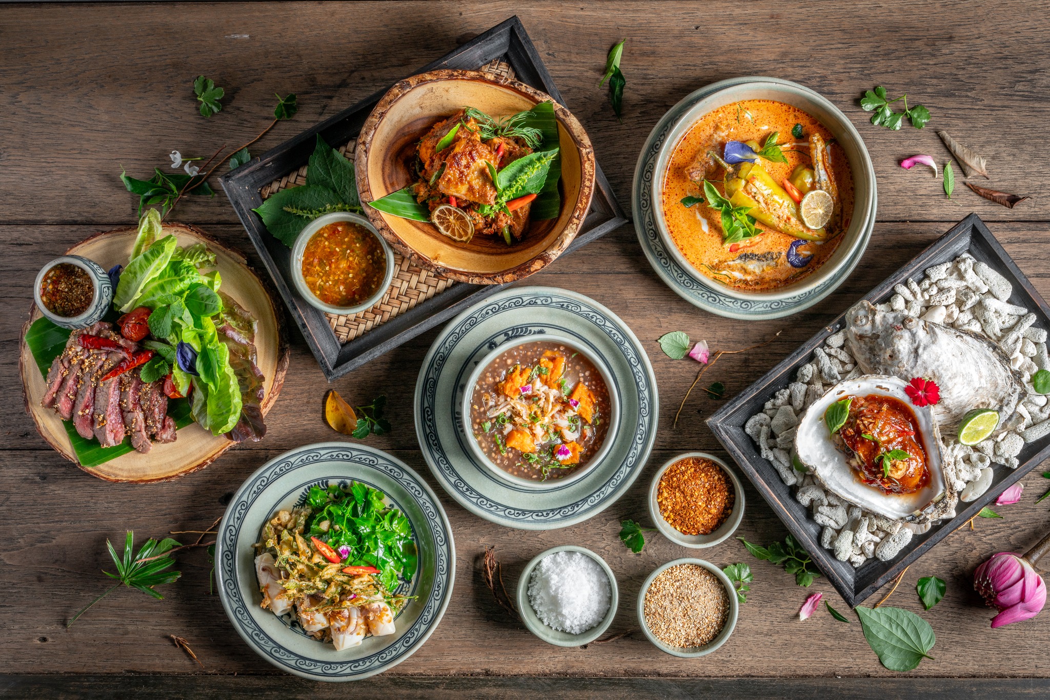 Phục vụ nhiều món ăn đặc sắc được chăm chút tinh tế