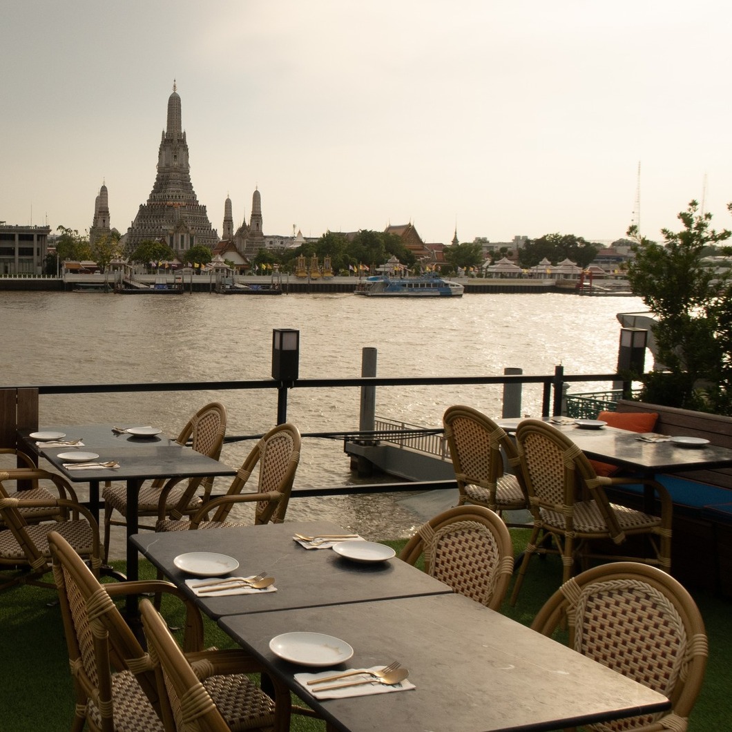 Tọa lạc bên bờ sông Chao Phraya với tầm nhìn đẹp mắt ra chùa Wat Arun