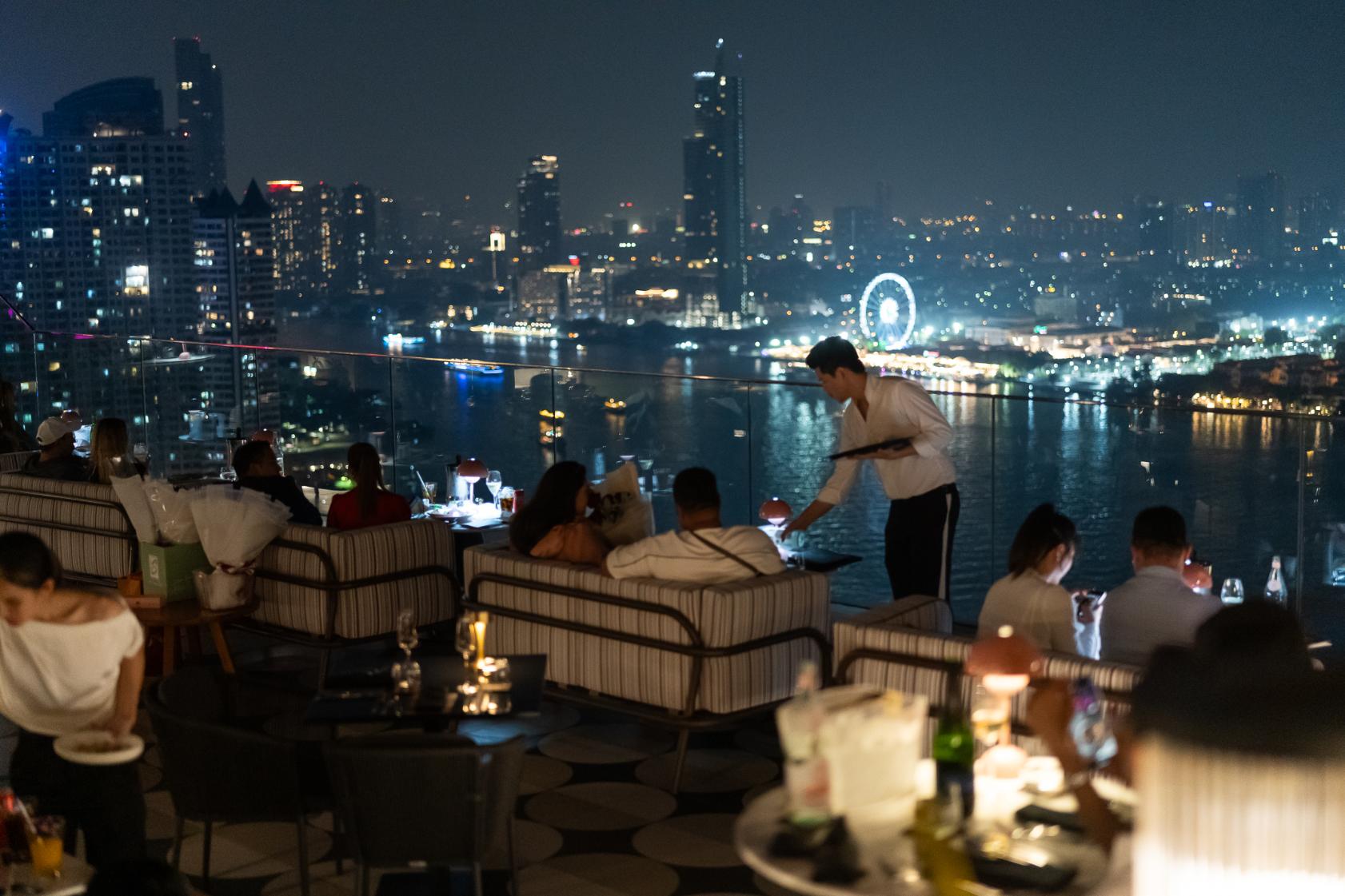 Ngắm nhìn cảnh đêm của thành phố từ trên cao