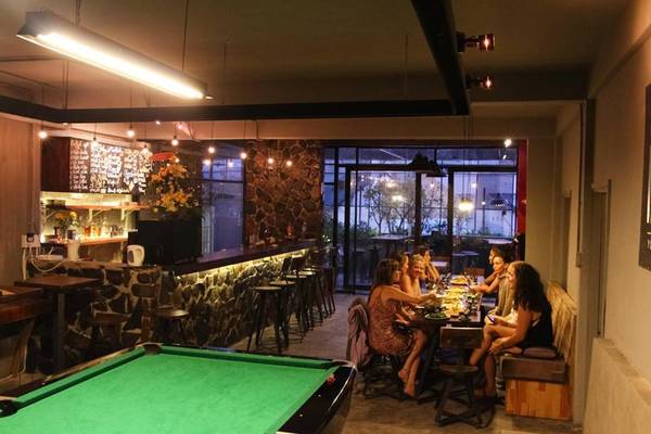 Tầng 1 là YOLO Coffee and Bar