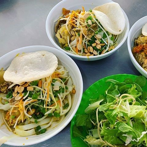 Mì quảng Đà Nẵng ăn kèm bánh phồng tôm