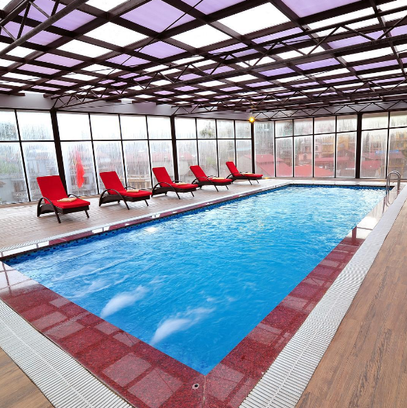 Hồ bơi trong nhà khách sạn Amazing Sapa