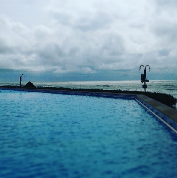 Long Hải Beach Resort hồ bơi sát biển