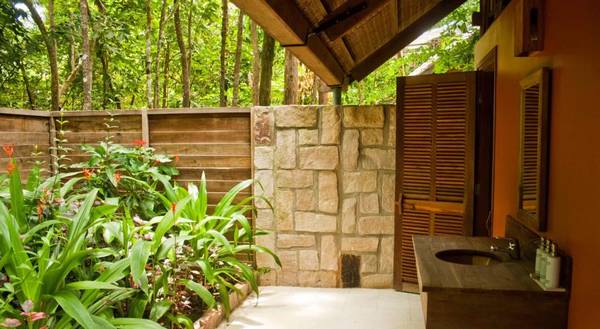 Resort Phú Quốc giá rẻ Mango Bay phòng tắm ngoài trời