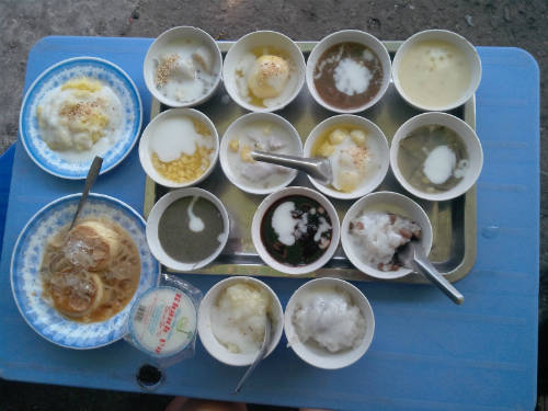 Khi gọi một mâm chè, bạn sẽ được mang ra 16 phần gồm chè và rau câu bánh flan như thế này. Ảnh: Bum