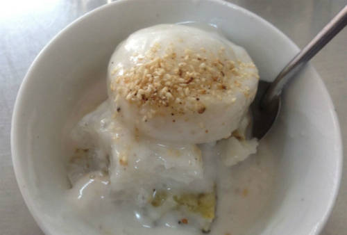 Không chỉ được ăn chè, bạn còn có thể thử qua món bánh bò nước dừa ngon lành. Ảnh: HaiJoe SGStreet