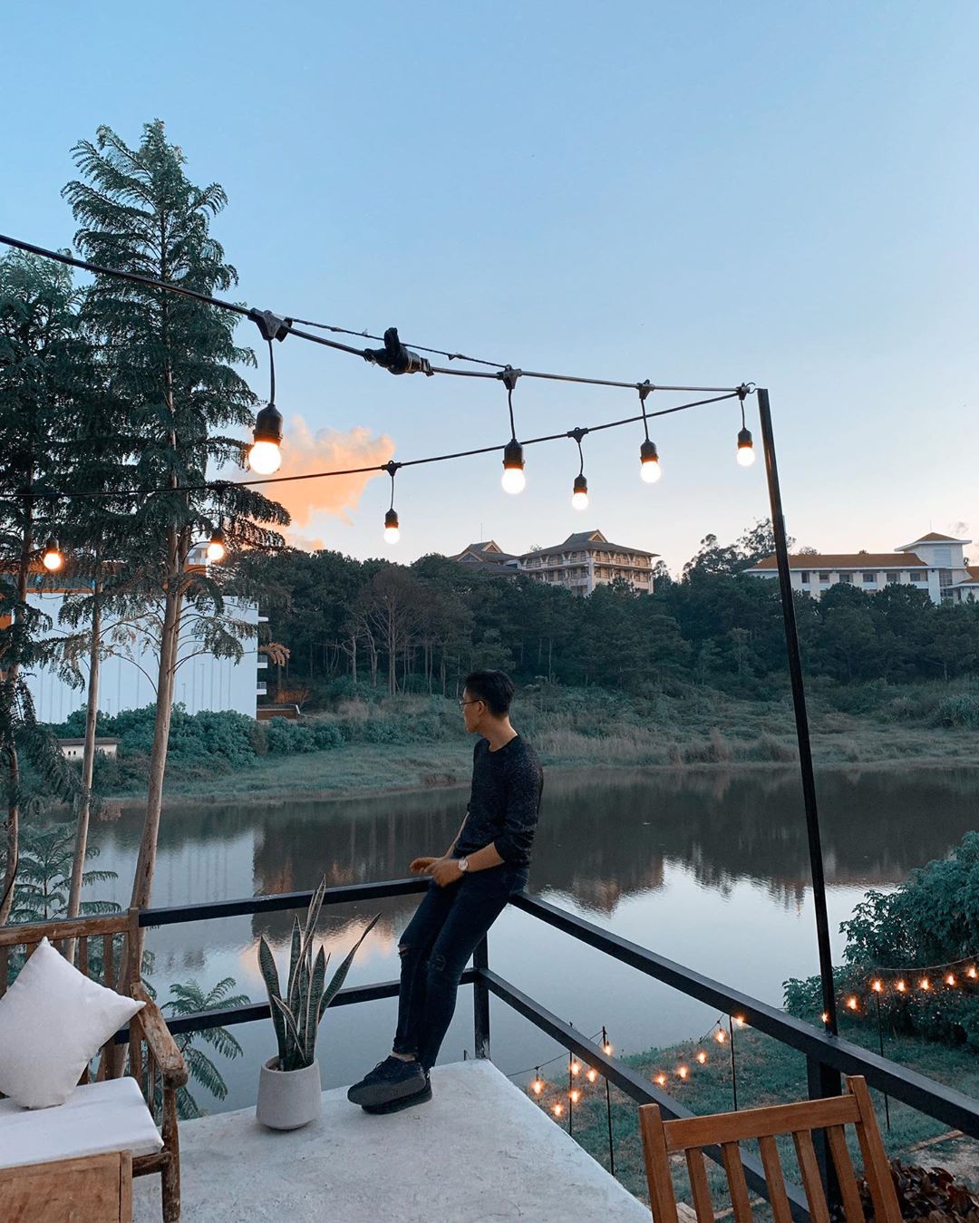 Không gian bên hồ quán cà phê Đà Lạt Lơ-ghim Café