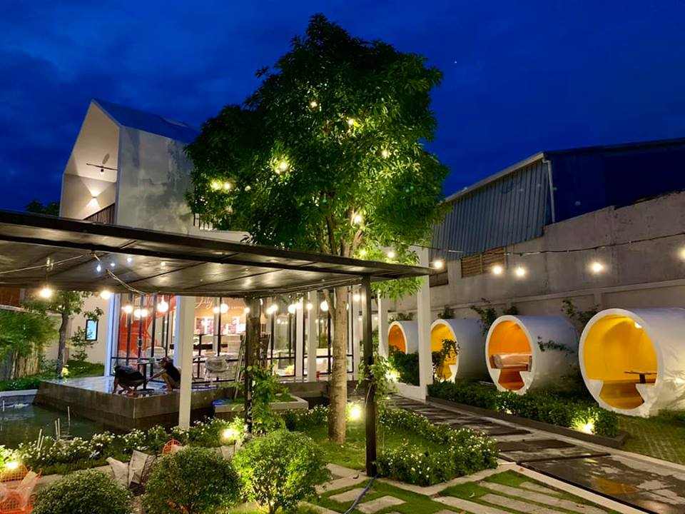 Khuôn viên tiệm café Sài Gòn độc lạ Lily’s Garden
