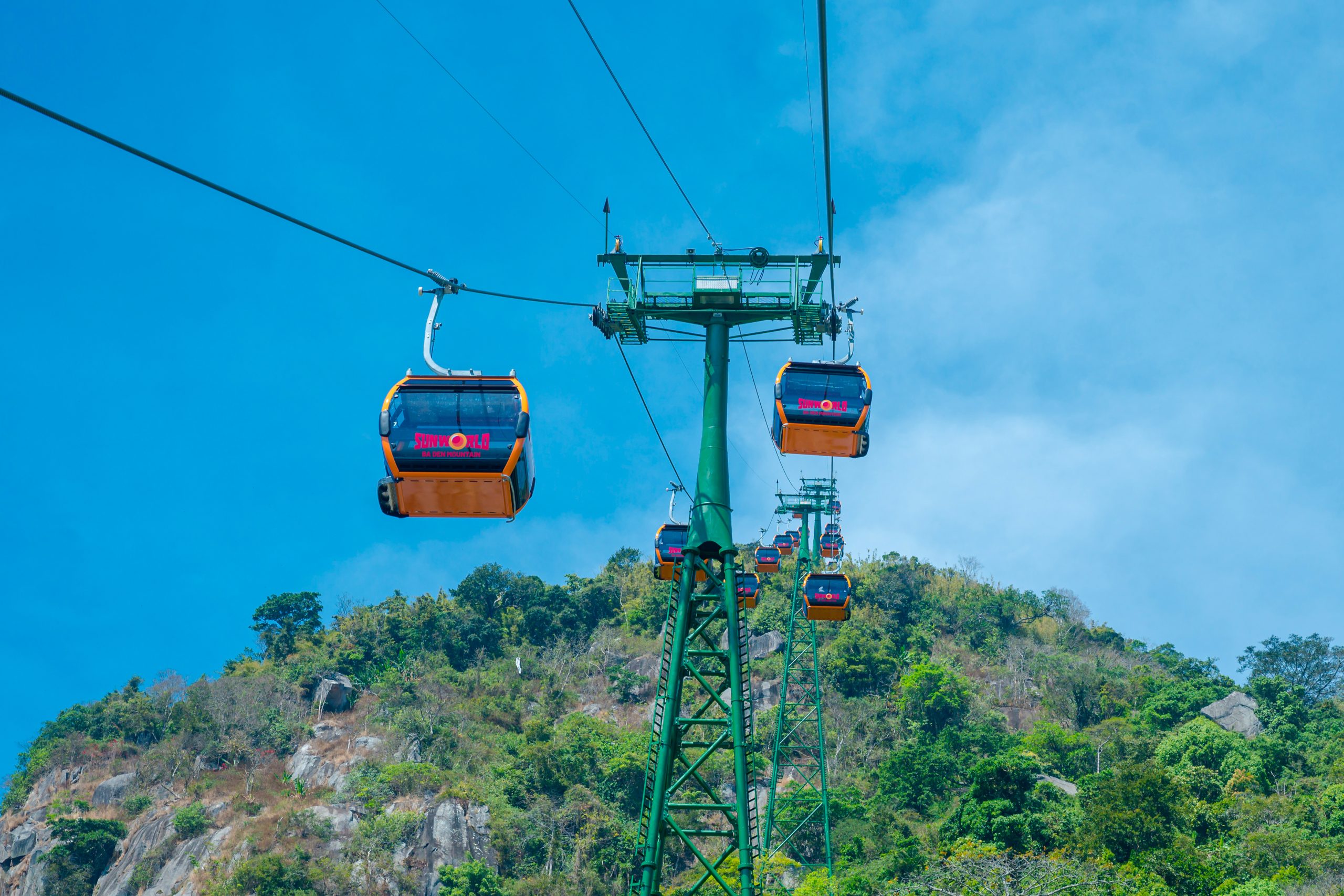 Hệ thống cáp treo Sun World Núi Bà Đen gồm 3 tuyến