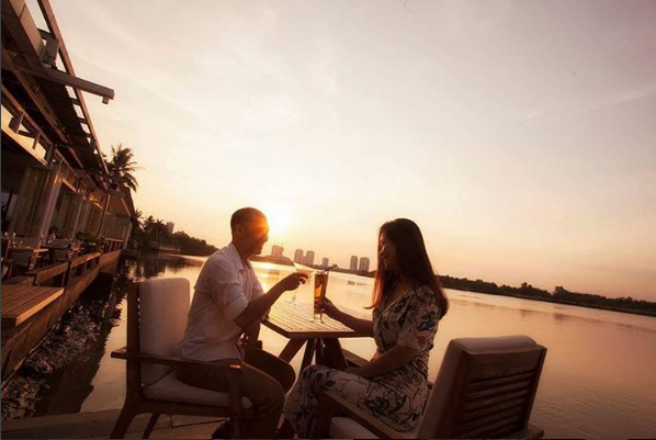Bàn ăn ven sông tại nhà hàng lãng mạn Sài Gòn