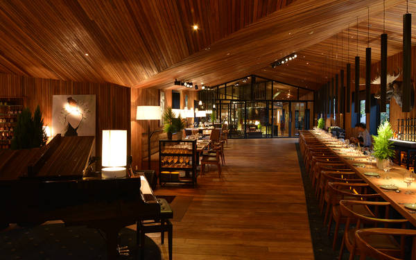 Không gian gỗ và cây xanh tại The Log Sài Gòn