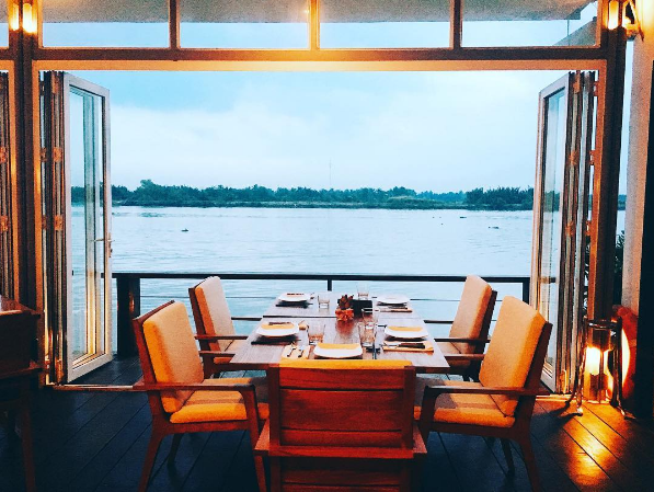 Không gian nhà hàng lãng mạn Sài Gòn The Deck