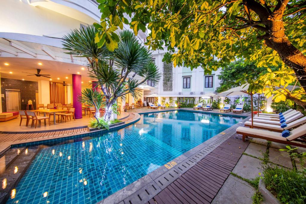 Hồ bơi thư giãn tại khách sạn ÊMM Huế