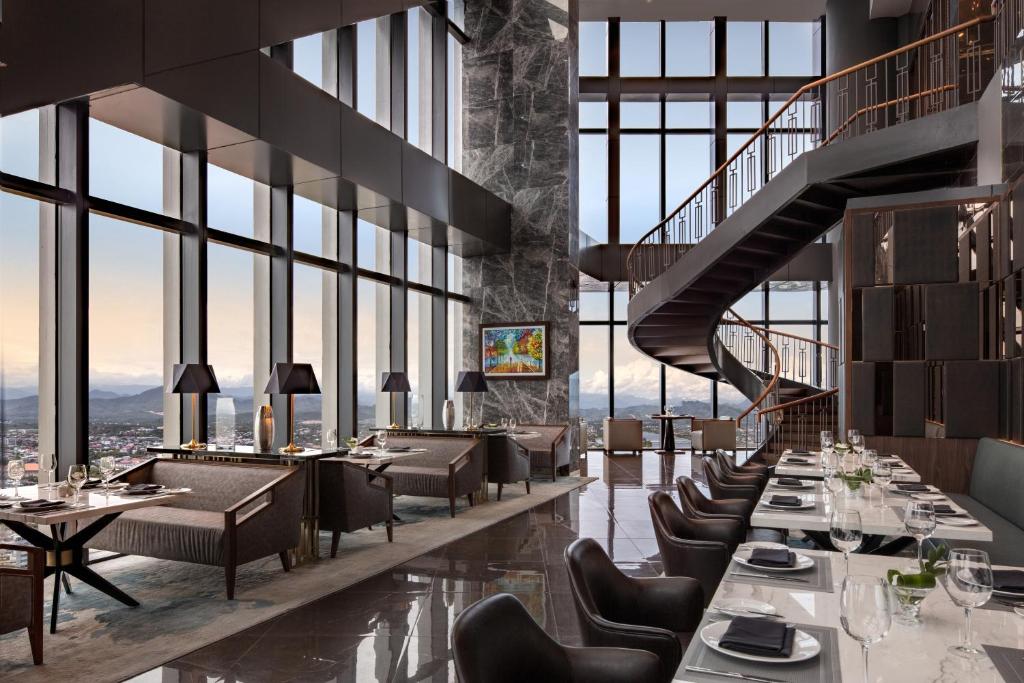 Skybar tầng thượng view sông Hương thơ mộng