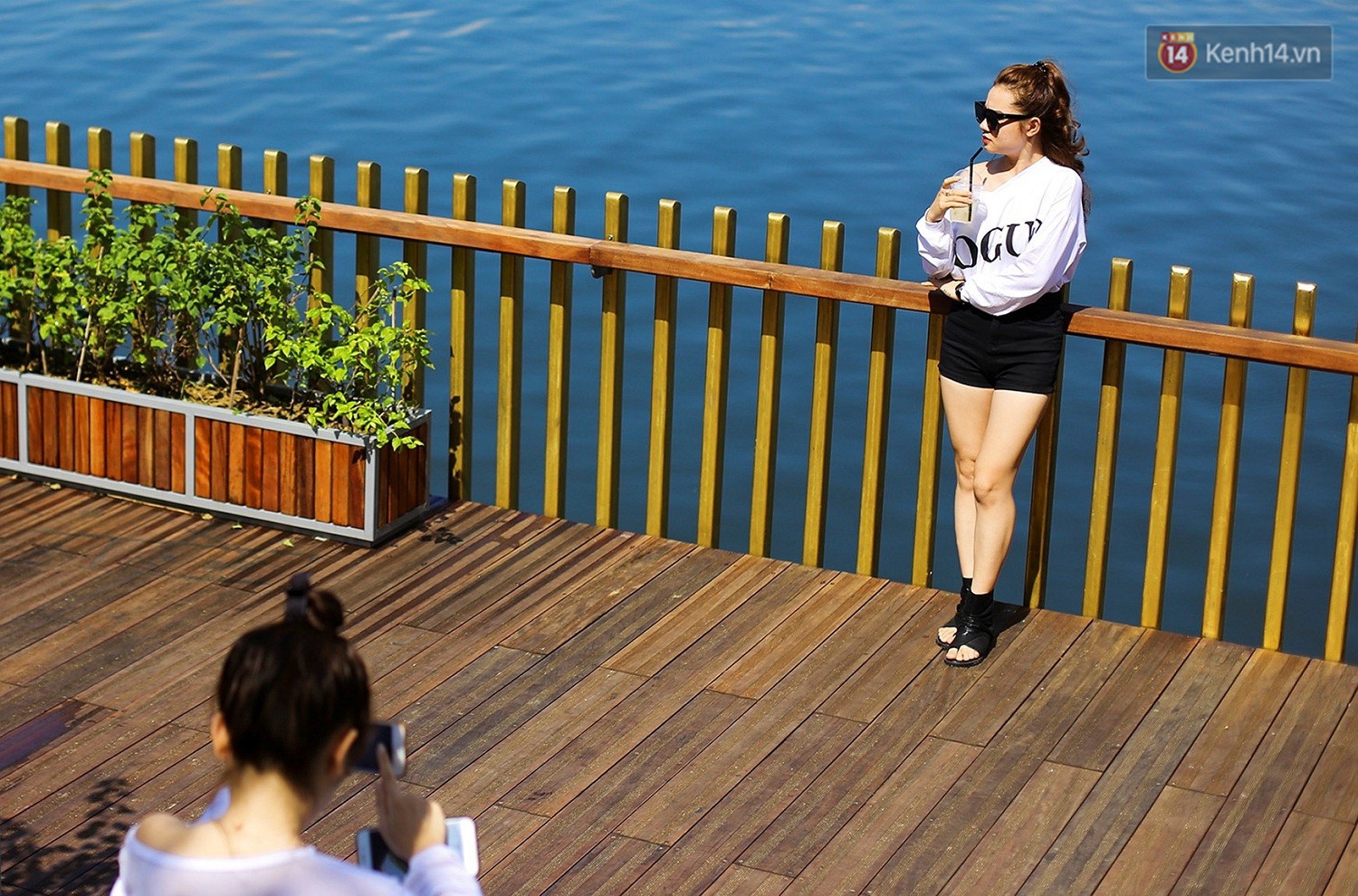 View cầu đi bộ Huế về đêm