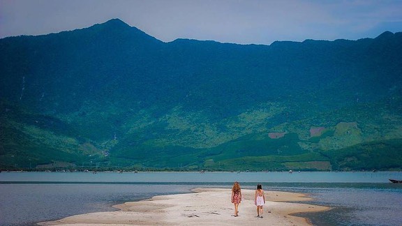 Đầm Lập An view núi Bạch Mã - địa điểm check in Huế