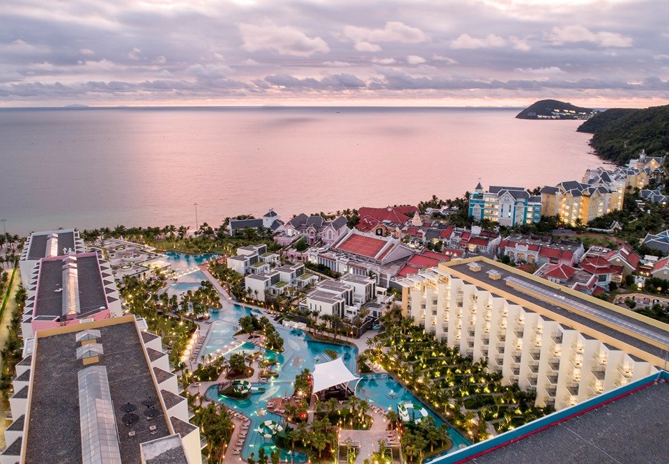 Hồ bơi tràn bờ cực đại tại Premier Village Resort Phú Quốc