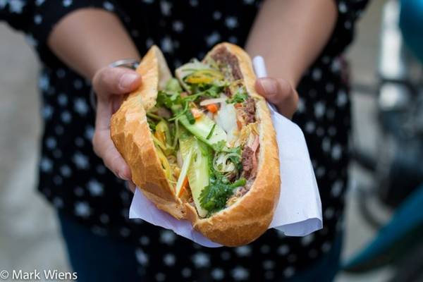 Bánh mì - đặc sản vỉa hè Việt Nam: Lớp vỏ giòn cùng phần nhân hấp dẫn từ thịt, patê, rau thơm, dưa góp, thêm tương ớt, mayonaise... có thể chinh phục những thực khách khó tính nhất. Bạn có thể thưởng thức món này ở khắp Việt Nam, với giá khoảng 1-2 USD. Ảnh: Mark Weins.