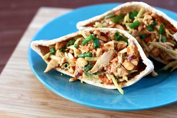 Bánh mì kẹp thịt gà - đặc sản vỉa hè Railay, Thái Lan: Hãy chọn một trong những xe đồ ăn xuất hiện ở bãi biển vào buổi trưa và thưởng thức món bánh mì kẹp thịt gà ngon tuyệt với giá khoảng 2 USD. Ảnh: Thesweetslife