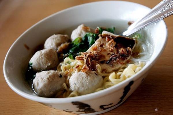 Súp thịt viên bakso - đặc sản vỉa hè Indonesia: Với 4 USD, bạn có thể mua được 4 bát bakso. Món ăn này phổ biến ở khắp Indonesia. Ảnh: Closari/Flickr.