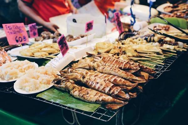 Đồ ăn phố Soi 38 - đặc sản vỉa hè Bangkok, Thái Lan: Soi 38 là một trong những phố ẩm thực nổi tiếng nhất Bangkok với nhiều món ăn phong phú và giá rẻ. Du khách chỉ phải chi 2 USD (khoảng 60 baht) cho một món gà và một ly sinh tố. Ảnh: Culinarymission.