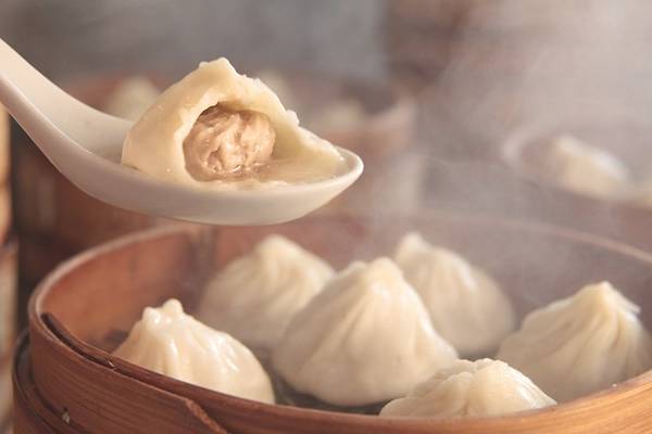 Tiểu long bao - đặc sản vỉa hè Thượng Hải, Trung Quốc: Một đĩa tiểu long bao 12 chiếc có giá khoảng 2 USD. Hãy cẩn thận khi ăn, bởi nước thịt bên trong khá nóng. Ảnh: Japantimes.