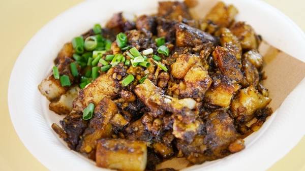Bánh cà rốt - đặc sản vỉa hè Singapore: Điều kỳ lạ là món bánh cà rốt này lại được làm từ củ cải. Bạn có thể thưởng thức món này ở các khu trung tâm của Singapore chỉ với 2 USD. Ảnh: Yoursingapore.