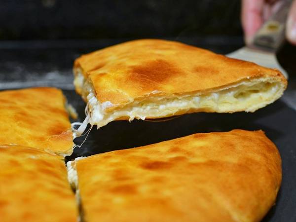 Khachapuri - đặc sản vỉa hè Tbilisi, Georgia: Du khách chỉ cần chi 2 USD cho 6 lát bánh mì phô mai ngon tuyệt ở Georgia. Ảnh: Ingredientmatcher.