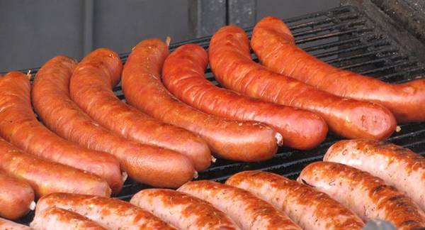 Klobásy - đặc sản vỉa hè Prague, Cộng hòa Czech: Đây là một loại xúc xích của châu Âu, với màu đỏ đậm đặc trưng và khá cay. Ảnh: Praguemylove/Blogspot.