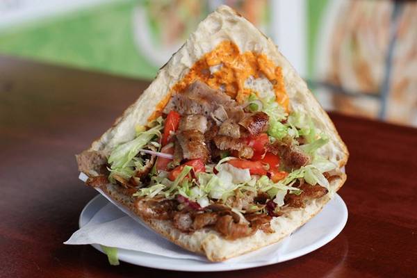 Bánh mì döner kebab - đặc sản vỉa hè Berlin, Đức: Mức giá 4 USD là khá đắt cho một chiếc doner kebab, nhưng bánh ở Berlin có phần nhân nhiều thịt, rất hợp cho một chuyến dã ngoại trước đảo Museum. Ảnh: Andberlin.