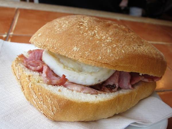 Bánh mì kẹp thịt hun khói - đặc sản vỉa hè Scotland: Món bánh no bụng và ngon lành này được bày bán khắp Scotland, với giá khoảng 3 USD. Ảnh: Cheryllulientan.