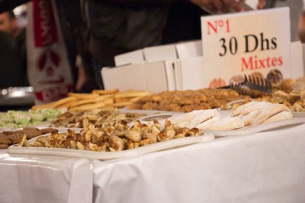 Bánh ngọt vỉa hè - đặc sản Morocco: Tại các khu chợ, nhiều người bán hàng đẩy những xe chở đầy bánh ngọt, bánh quy đủ loại. Bạn có thể mua một hộp 10 chiếc tùy chọn với giá 2 USD. Ảnh: Travelshus.