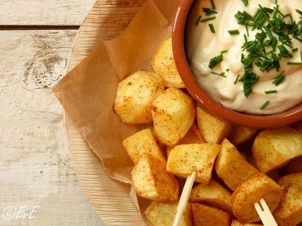 Patatas bravas Tây Ban Nha - Đặc sản vỉa hè siêu rẻ
